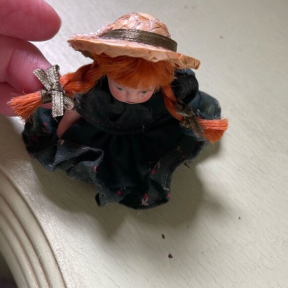 Vintage Anne of Green Gables miniature porcelain doll with fabric dress - Picture 3 of 7